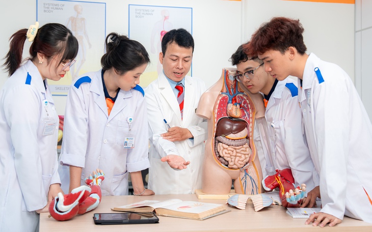 Cựu Hiệu trưởng Trường ĐH Y khoa Phạm Ngọc Thạch làm Hiệu trưởng trường y của HUTECH - Ảnh 3.